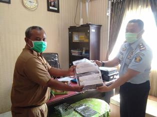 Kapala Rutan Kelas IIB Inhu Bagikan Masker Hasil Karya Warga Binaan ke Puskesmas